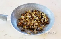 Курячий салат з ананасами. гриби