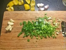 Тушкована курка в беконі та гірчиці з яєчним рисом курка