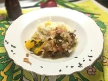Тушкована курка в беконі та гірчиці з яєчним рисом тушкована