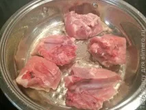 Тушкована курка в беконі та гірчиці з яєчним рисом курка