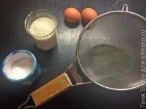 Тушкована курка в беконі та гірчиці з яєчним рисом курка