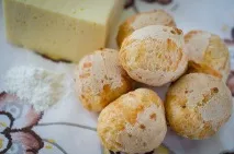 Вчимося готувати сирні кульки з часником, шинкою, крабовими паличками, а також солодкі варіанти готувати