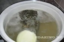 Юшка з голови пеленгасу з овочами. овочами