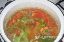 Юшка з голови пеленгасу з овочами. овочами