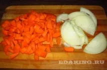 Юшка з голови пеленгасу з овочами. голови