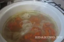Юшка з голови пеленгасу з овочами. бульйон