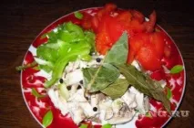 Юшка з голови пеленгасу з овочами. пеленгасу
