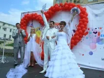 У День міста омічка вийшла заміж у фаті завдовжки 3, 5 кілометра, ДОСУГ вийшла