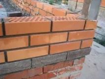 Зведення цегляних стін будинку