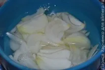 Закуска з оселедця, томатів та маринованої цибулі. оселедця