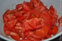 Закуска з оселедця, томатів та маринованої цибулі. оселедця