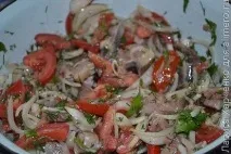 Закуска з оселедця, томатів та маринованої цибулі. закуска