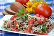 Закуска з оселедця, томатів та маринованої цибулі. оселедця
