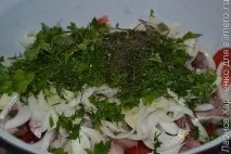 Закуска з оселедця, томатів та маринованої цибулі. закуска