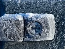 Замерз замок або дверцята авто Вирішуємо проблему правильно дверцята