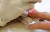 руках