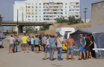 Дальнобійники киплять на переправі території