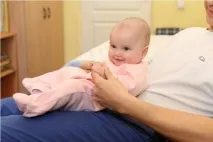 Як навчити дитину перевертатися зі спини на живіт У скільки місяців перевертається дитина дитину