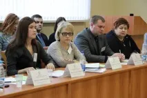 претендує