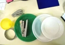 Латаття з одноразового посуду на штучному водоймищі одноразового