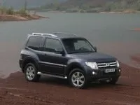 Оновлений «короткий» Mitsubishi Pajero дістався України короткий