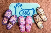 Чому тільки українські носять будинки тапки чому