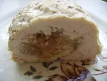 Соковитий рулет із курячої грудки з начинкою з яблук курячої
