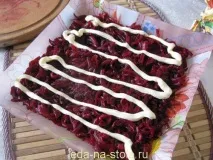 Новорічний сюрприз, їжа на столі. новорічний