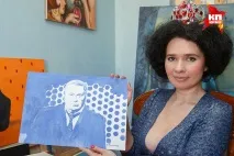 Художниця з Петербурга показала, як малювала грудьми портрети Жириновського, Ді Капріо та Мессі показала