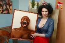 Художниця з Петербурга показала, як малювала грудьми портрети Жириновського, Ді Капріо та Мессі показала