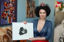 Художниця з Петербурга показала, як малювала грудьми портрети Жириновського, Ді Капріо та Мессі показала