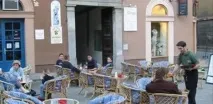 Погано одягнений чоловік у кафе попросив - підвішений - каву одягнений