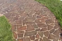 Доріжка садова з каменю засіяна травою, як її садити доріжка