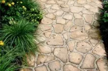 Доріжка садова з каменю засіяна травою, як її садити садова