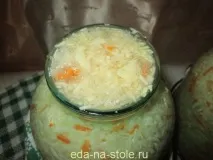 Рецепт квашеної капусти на зиму в банках з розсолом, їжа на столі квашеної