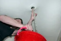 Як злити воду з натяжної стелі натяжної
