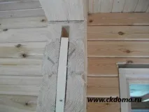 Рубка в теплий кут, рубання кутів стін будинку, кут будинку, в шип паз будинку з бруса, стик брусів по стін