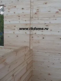 Рубка в теплий кут, рубання кутів стін будинку, кут будинку, в шип паз будинку з бруса, стик брусів по кутів