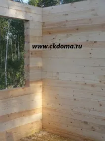 Рубка в теплий кут, рубання кутів стін будинку, кут будинку, в шип паз будинку з бруса, стик брусів по теплий
