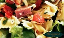 Салат із макаронами бантиками салат