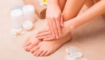 Манікюр та педикюр з покриттям гель-лаком Shellac, гелеве нарощування нігтів у студії краси Cosmo педикюр