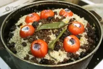 Плов із фаршированими помідорами рису