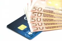 Чи варто зберігати великі суми на дебетових картках зберігати