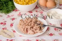 Салат з консервованим тунцем і кукурудзою. Покроковий рецепт з фото. салат