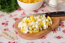 Салат з консервованим тунцем і кукурудзою. Покроковий рецепт з фото. тунцем