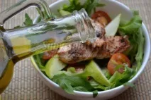 Салат з куркою та грушею куркою
