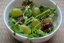 Салат з куркою та грушею куркою