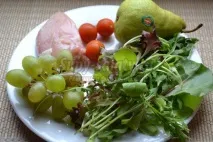 Салат з куркою та грушею куркою