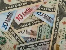 Рубль на початку торгів програв і долару, і євро долару