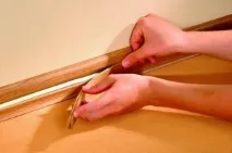Установка плінтусів на підлозі, стелі, у ванній кімнаті та кухні кімнаті